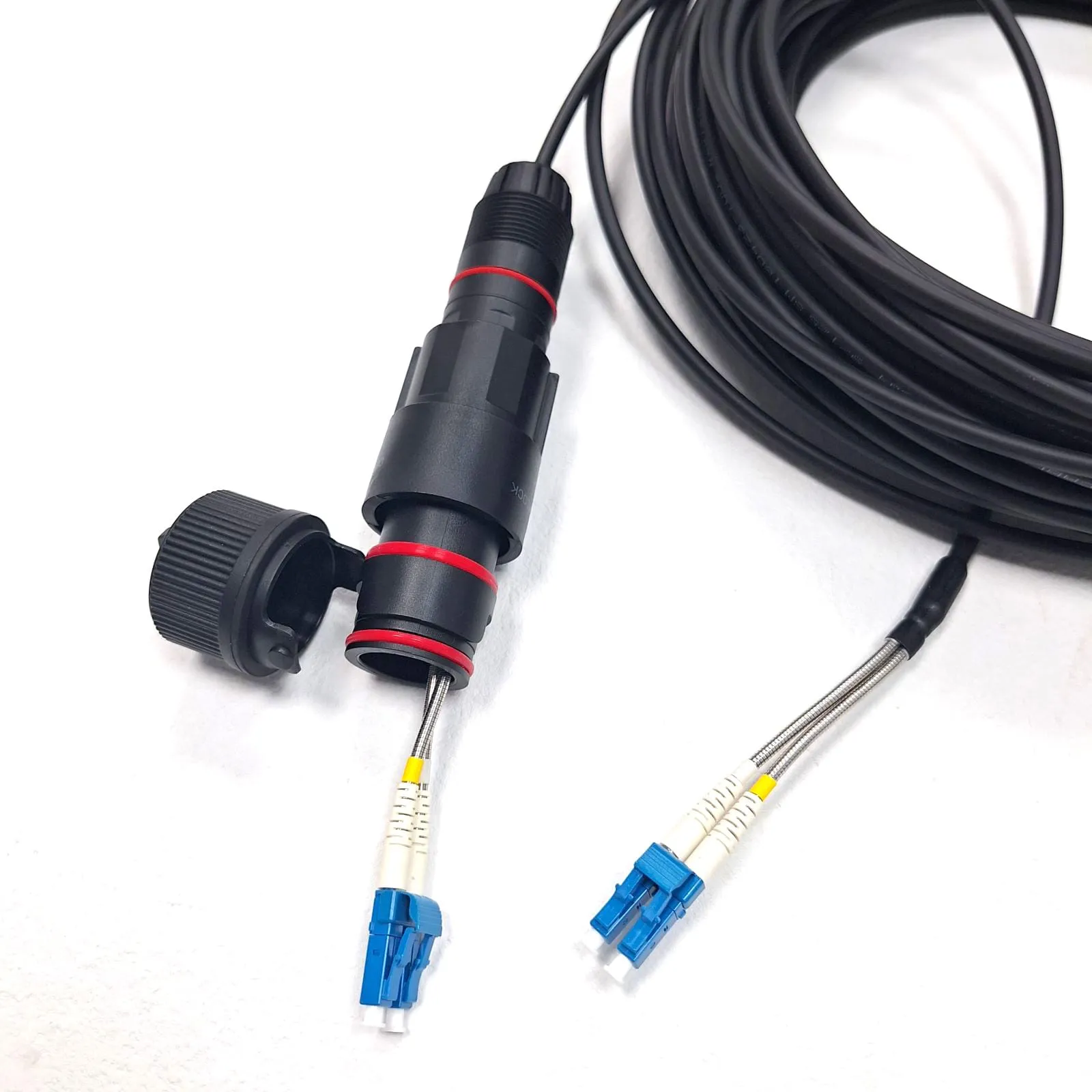 新型防水 FullAXS 连接器跳线组件